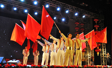 隆基员工表演旗舞展现风采 隆基员工表演旗舞展现风采