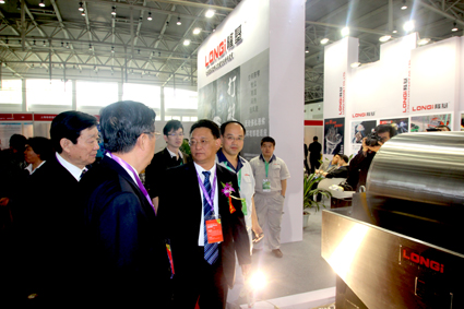 煤炭工业协会领导到访隆基展位 煤炭工业协会领导到访隆基展位